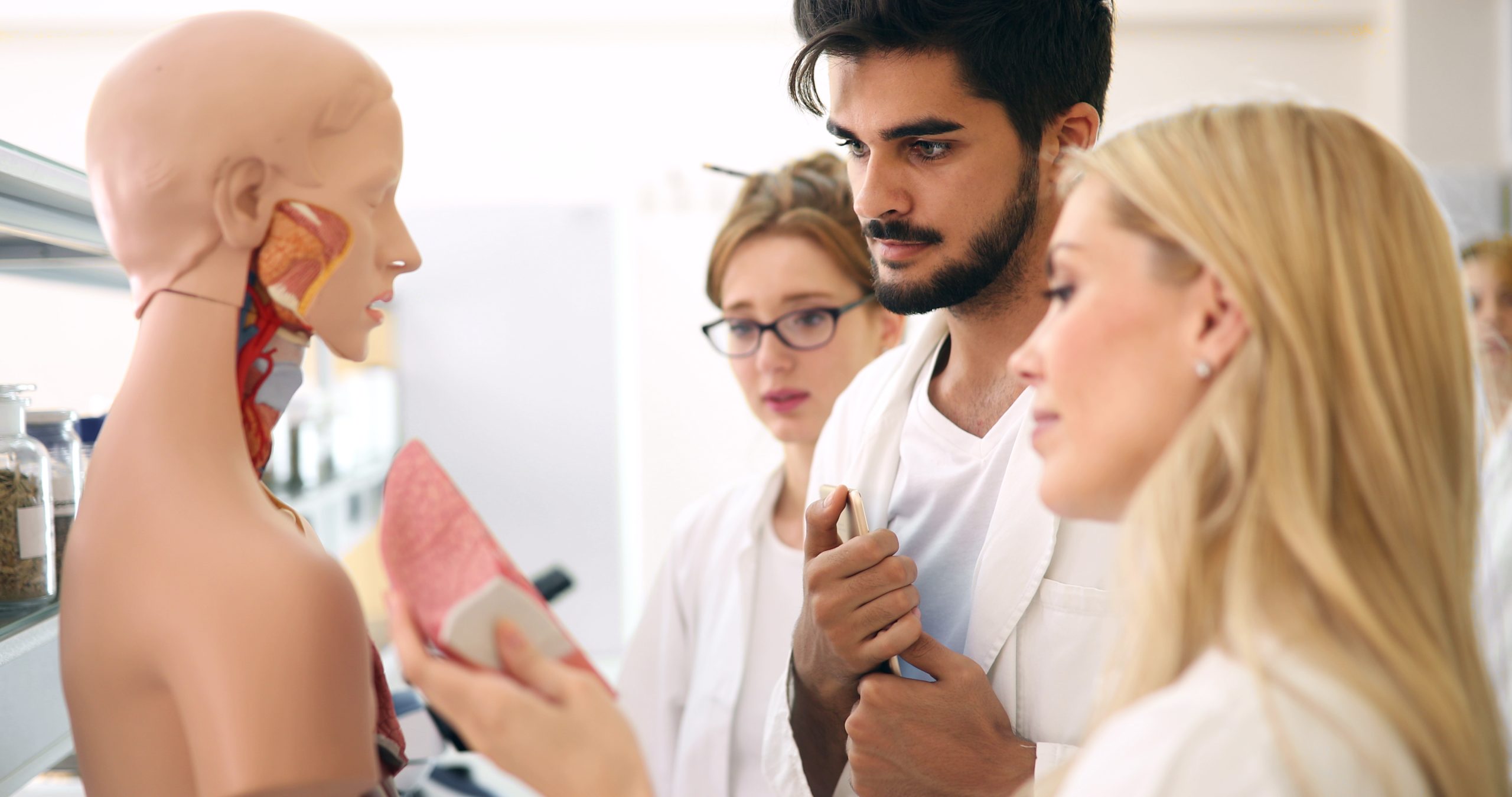 ‘Quero cursar Medicina, mas não tenho dinheiro: saiba o que fazer