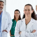 Médicos reunidos