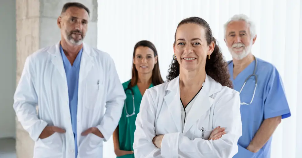 Médicos reunidos