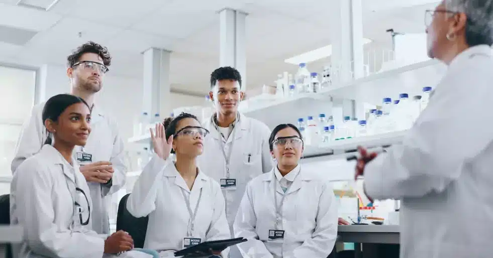 Medicina como segunda graduação: onde cursar e como ingressar no Brasil