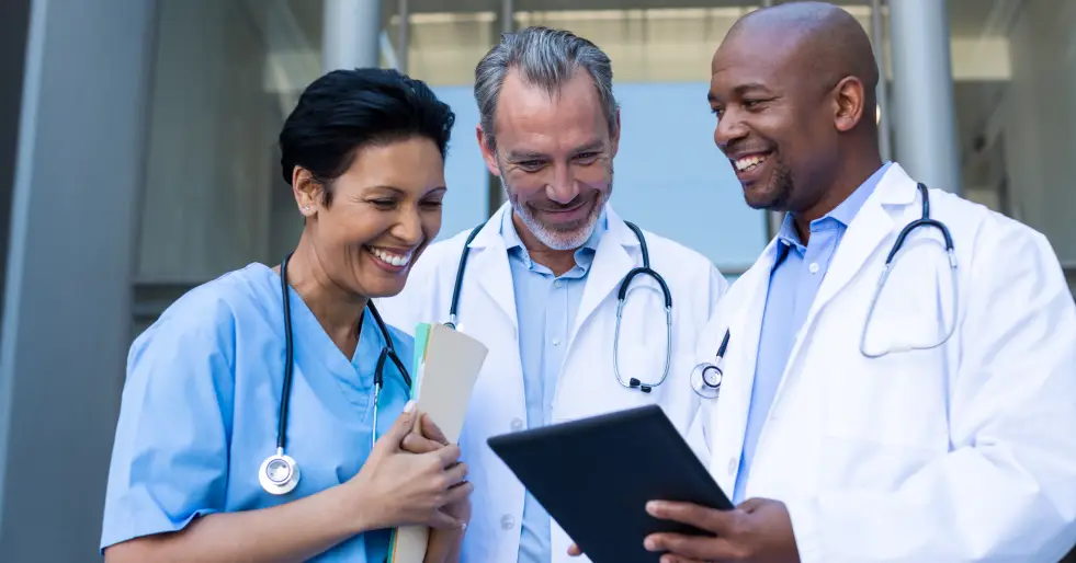 Médicos sorrindo