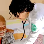 médicos da família e comunidade atendendo paciente