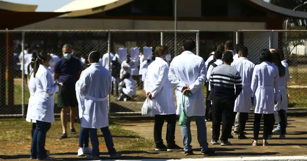 A distribuição desigual de médicos no Brasil e os impactos sobre o SUS