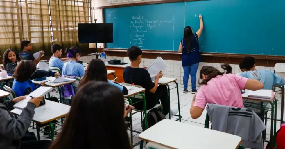 Alunos estudando