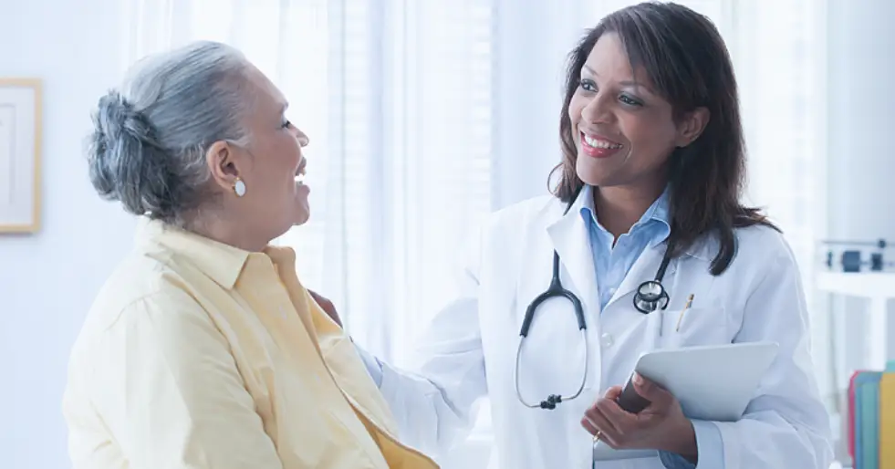 Médica atendendo um paciente