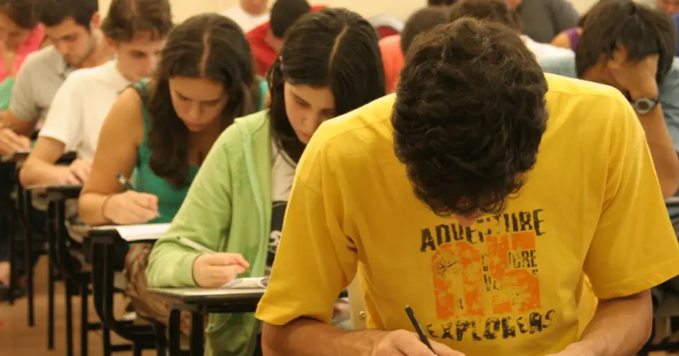 Estudantes fazendo prova