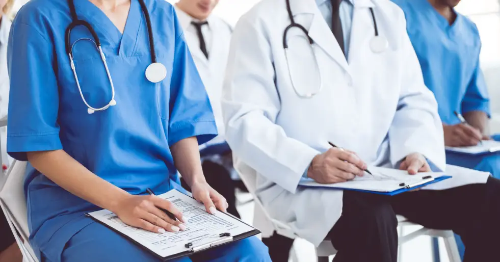 Médicos sentados