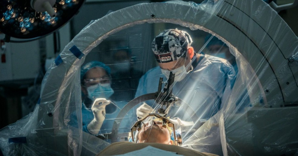 Cirurgia inédita oferece esperança a paciente com depressão crônica na Colômbia