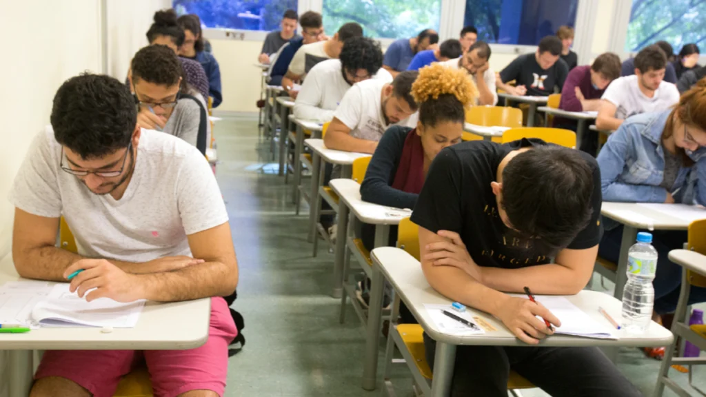 Candidatos prestando o vestibular da USP