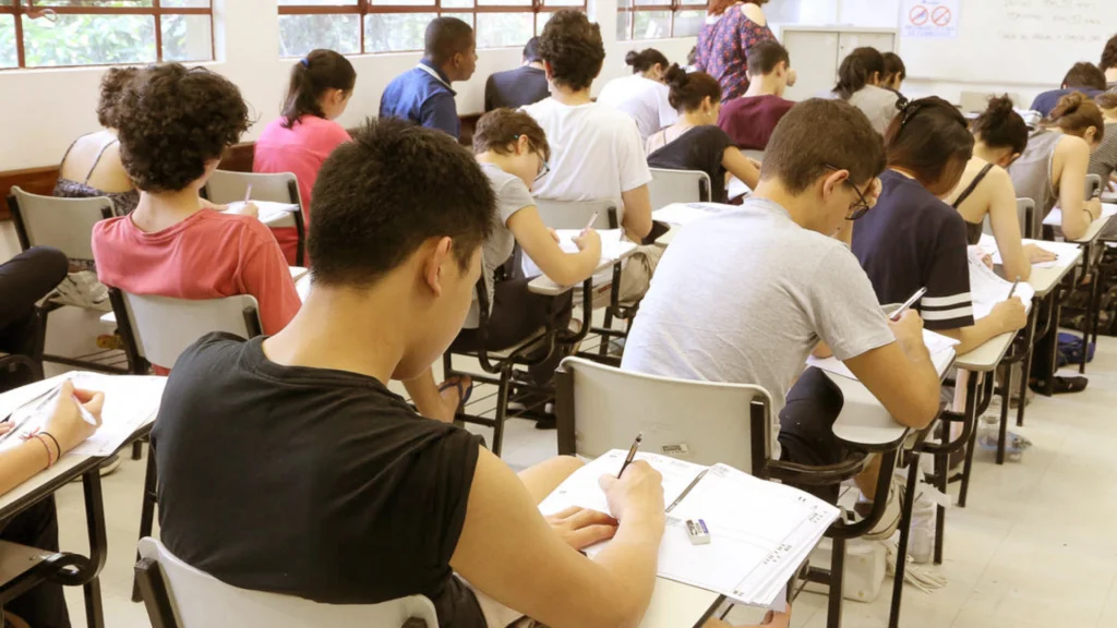 Candidatos prestando vestibular da USP