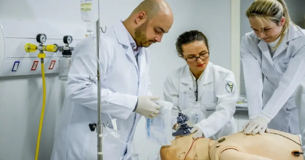mec suspende novos cursos de medicina