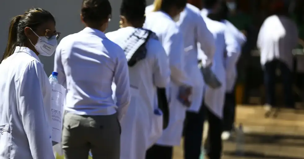 médicos por mil habitantes no Brasil