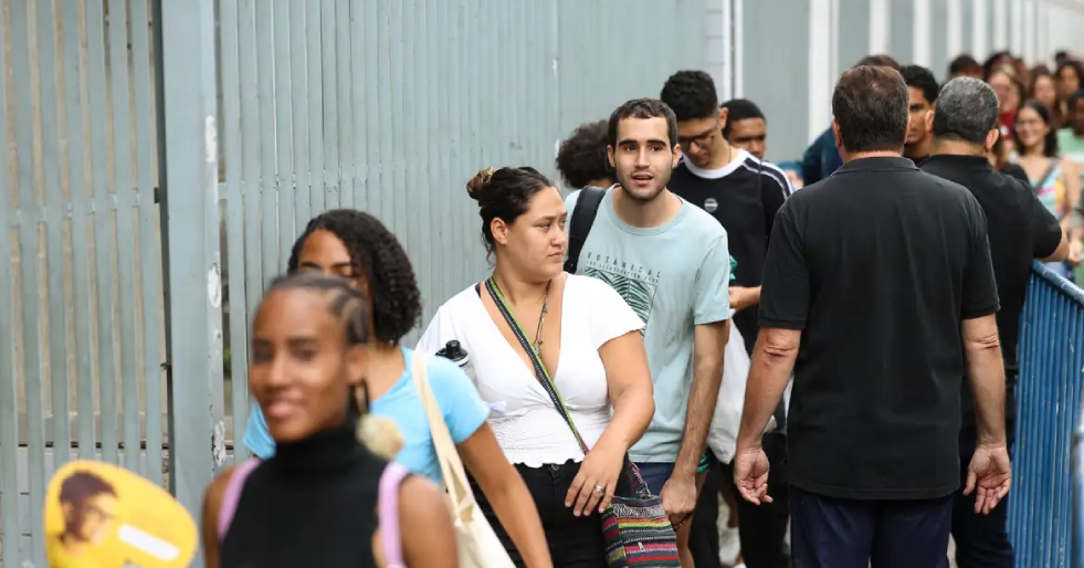 Enem 2025: abstenção chegam a 30%, 1,7 mil eliminações e MEC anuncia mudanças para 2026