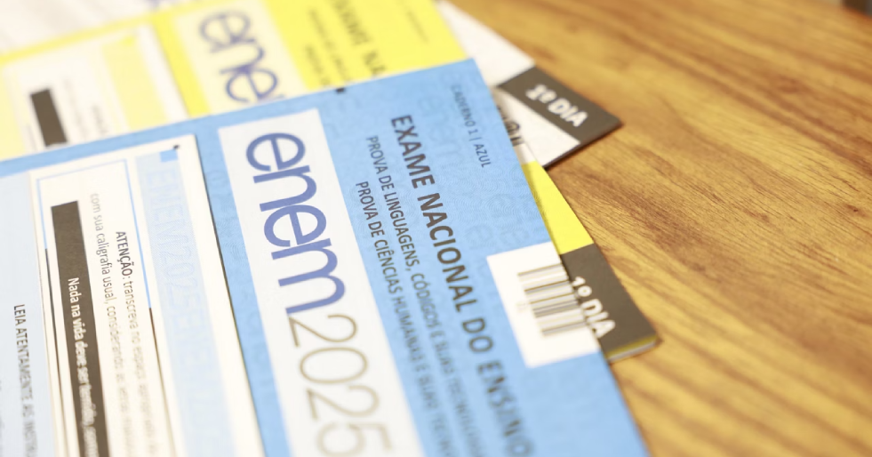 Candidatos alegam vazamento de questões do Enem 2025 após professor mostrar itens em live