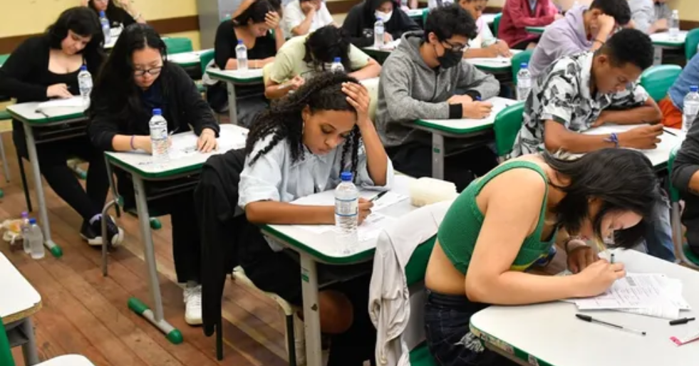 Imagens do Provão Paulista circulam nas redes e governo de São Paulo apura uso indevido de celulares durante exame