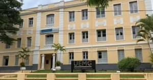 12 cursos de Medicina em Minas Gerais têm nota insatisfatória no Enamed 2025