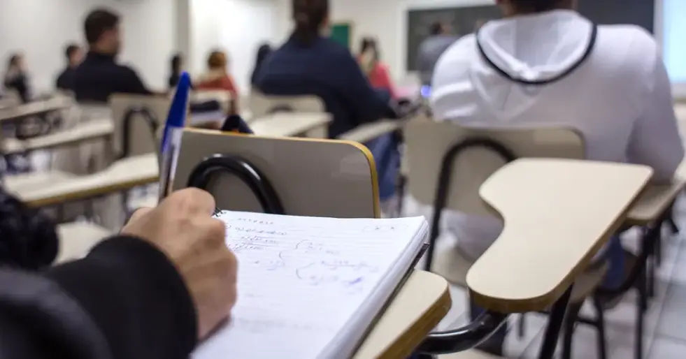Apenas 15 em cada 100 candidatos conseguem vaga em universidades públicas no Brasil