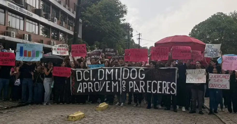 alunos de medicina da UFPB fazem protesto