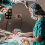 Homem em consulta com cirurgião plástico para avaliação de procedimento estético masculino.