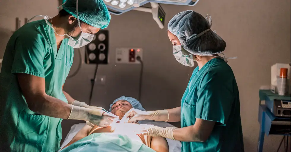 Homem em consulta com cirurgião plástico para avaliação de procedimento estético masculino.