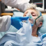 Pessoa com sintomas de doença respiratória sendo atendida em hospital.