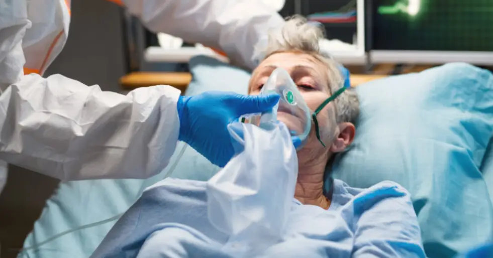 Pessoa com sintomas de doença respiratória sendo atendida em hospital.