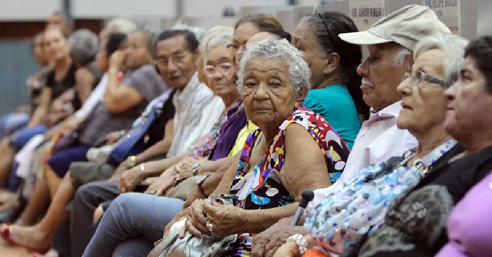 Dados do IBGE mostram queda no número de jovens e crescimento de idosos no Brasil. Entenda as causas da transição demográfica e os impactos para o país.