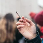 Reino Unido se torna o segundo país do mundo a adotar uma proibição geracional do tabaco.
