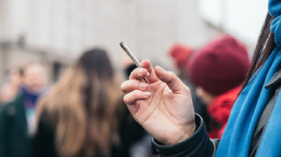 Reino Unido se torna o segundo país do mundo a adotar uma proibição geracional do tabaco.