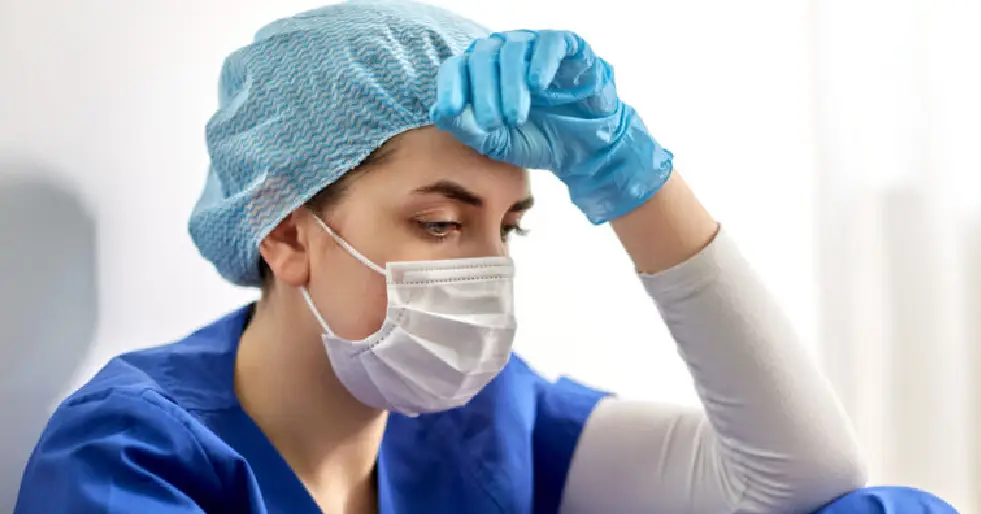 Técnicos, auxiliares de enfermagem e enfermeiros somam mais de 70 mil afastamentos.