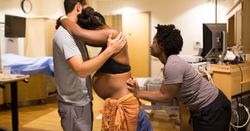 Lei 15.381/26 regulamenta a profissão de doula no Brasil. Veja os direitos das gestantes, requisitos e limites de atuação.