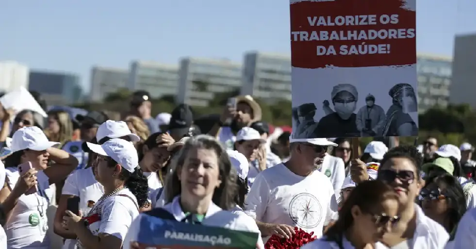 PEC 19/2024 aprovada na CCJ garante menos horas de trabalho sem redução salarial para enfermeiros.