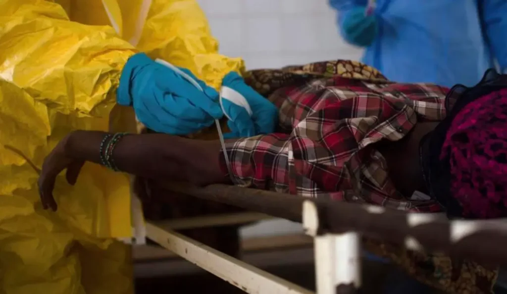Teste de identificação do vírus Ebola em paciente morto na Serra Leoa REUTERS Tommy Trenchard