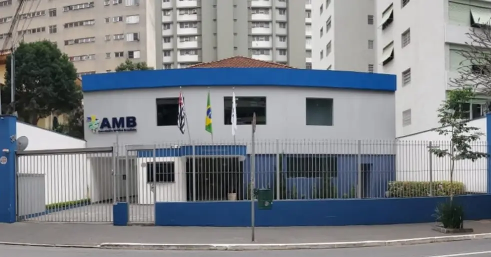 AMB critica ação que freia piso salarial dos médicos