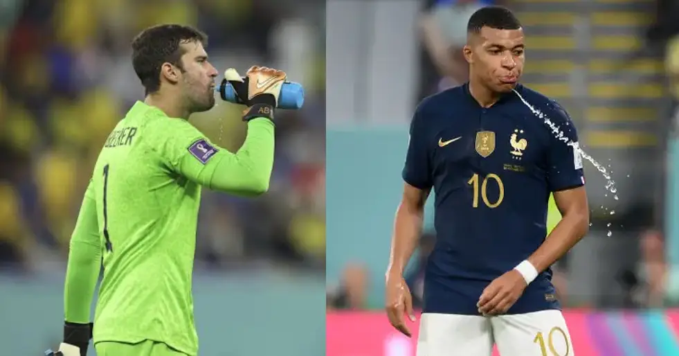 Jogadores cospem água no gramado