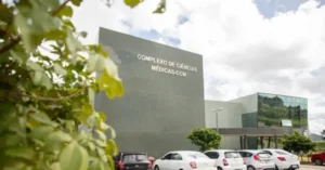 Justiça suspende transferências ex officio para Medicina da Ufal após indícios de uso irregular do mecanismo