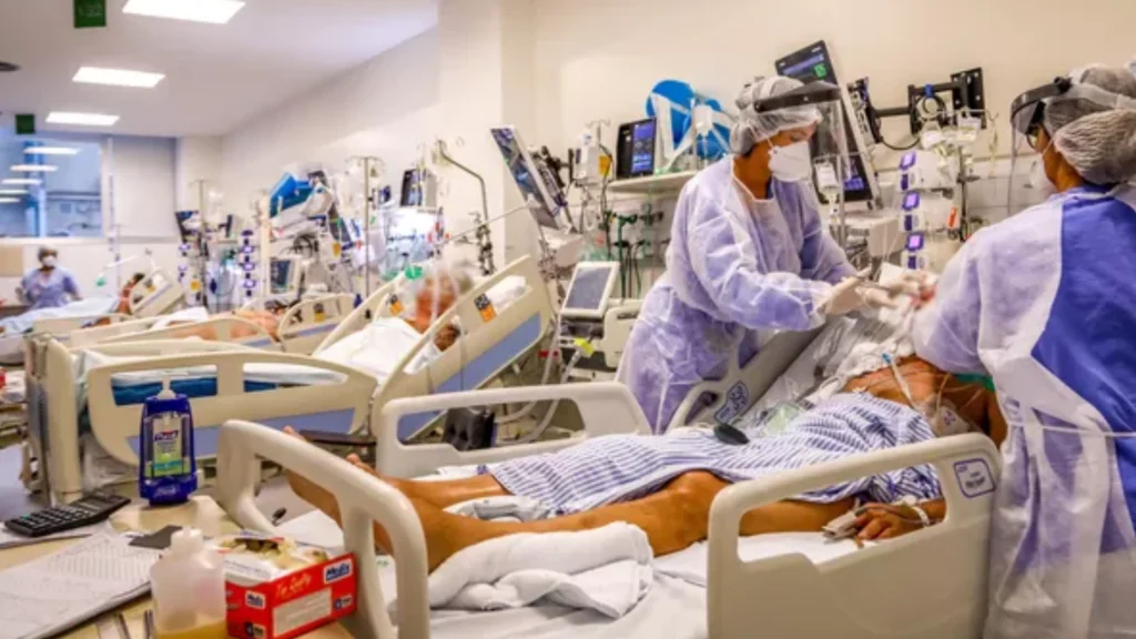 médicas atendendo paciente no leito médico