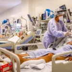 médicas atendendo paciente no leito médico