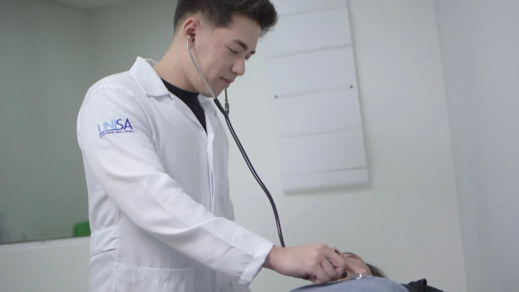 Aluno de Medicina usando estetoscópio