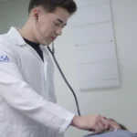 Aluno de Medicina usando estetoscópio