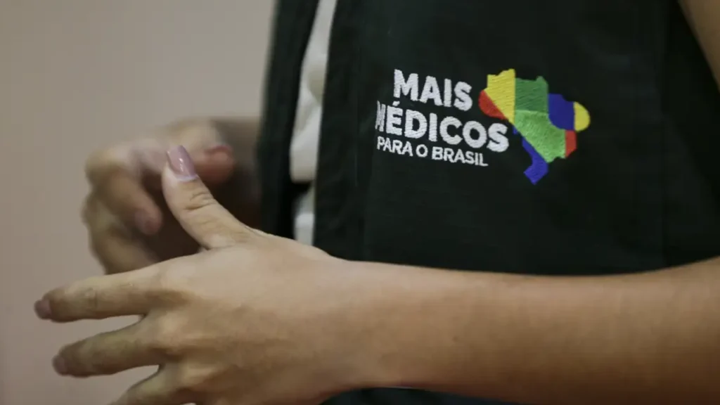 Roupa de um médico do Mais Médicos