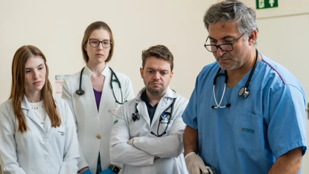 Professor dando aula para estudantes de Medicina