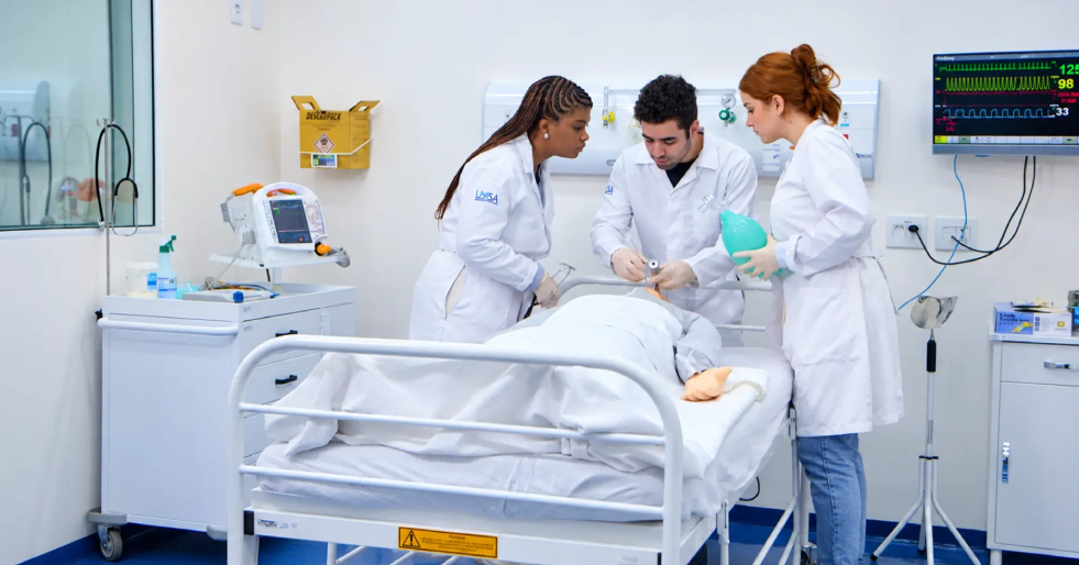 Alunos tendo aula de simulação realística