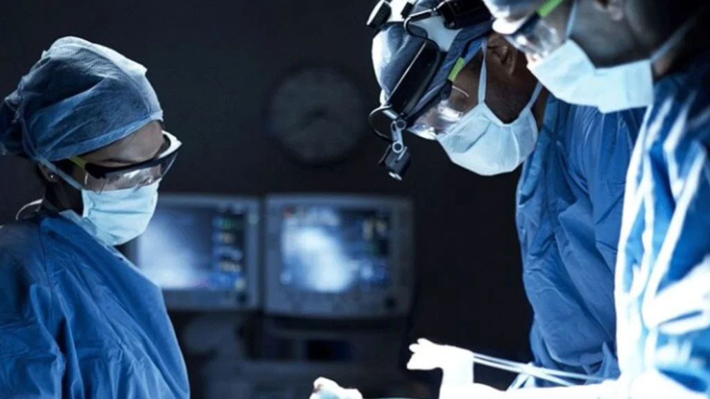médicos na sala de cirurgia