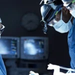 médicos na sala de cirurgia
