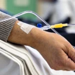 Acesso intravenoso no braço do paciente