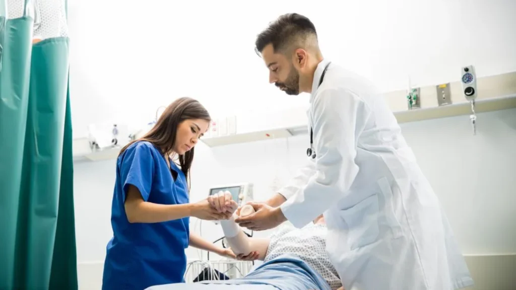 Médico auxiliando estudante de Medicina