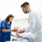 Médico auxiliando estudante de Medicina