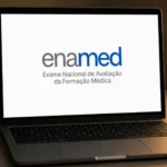notebook com a logo do enamed na tela