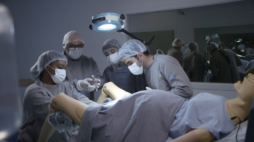 Estudantes de Medicina participando de uma simulação realística